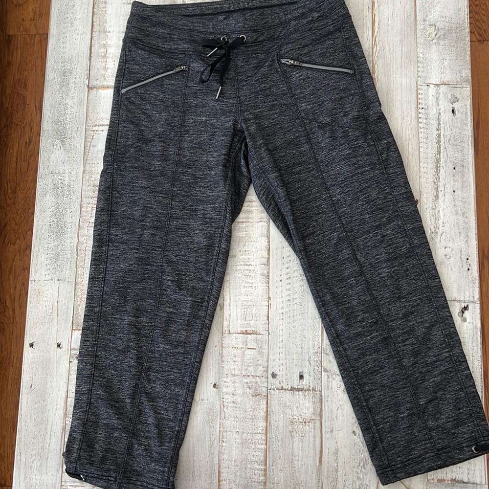 Athleta cropped trekki pant, 4-pocket, size XS. Good very gently used condition.